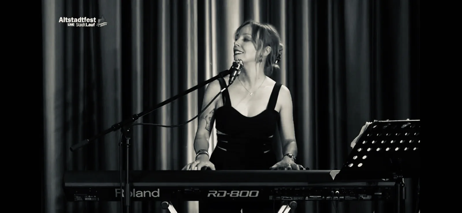 Miriam Geissler singt und spielt bei einem Auftritt am Stage-Piano
